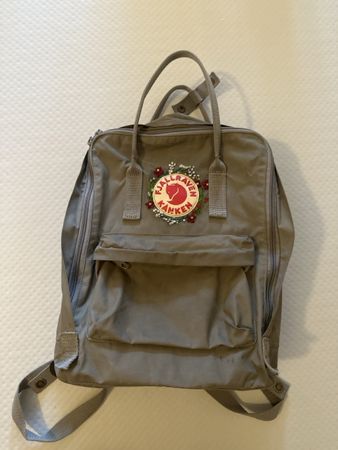 Rucksack Fjällräven Kanken grau mit Blumenstickerei