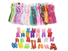 10 BARBIE PUPPEN KLEIDER & 10 SCHUHE