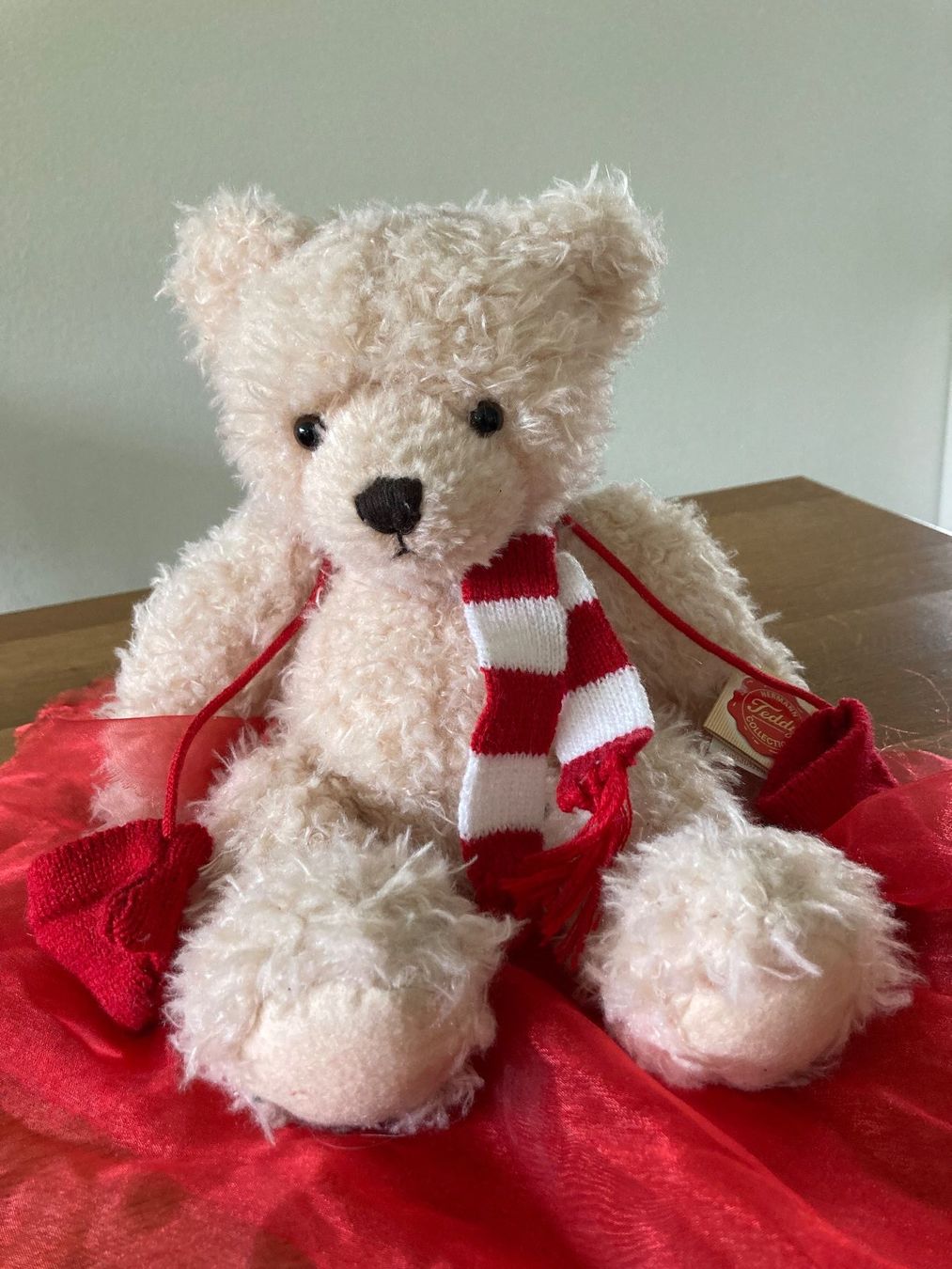 Teddy Hermann Spielzeuge: Teddy Hermann Sammler-Bär mit Schal & Handschuhen – Gebraucht aus Mönchaltorf von Tschibi