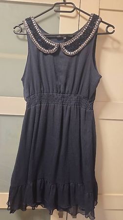 Elegantes Chiffon-Kleid in Dunkelblau mit funkelndem Kragen