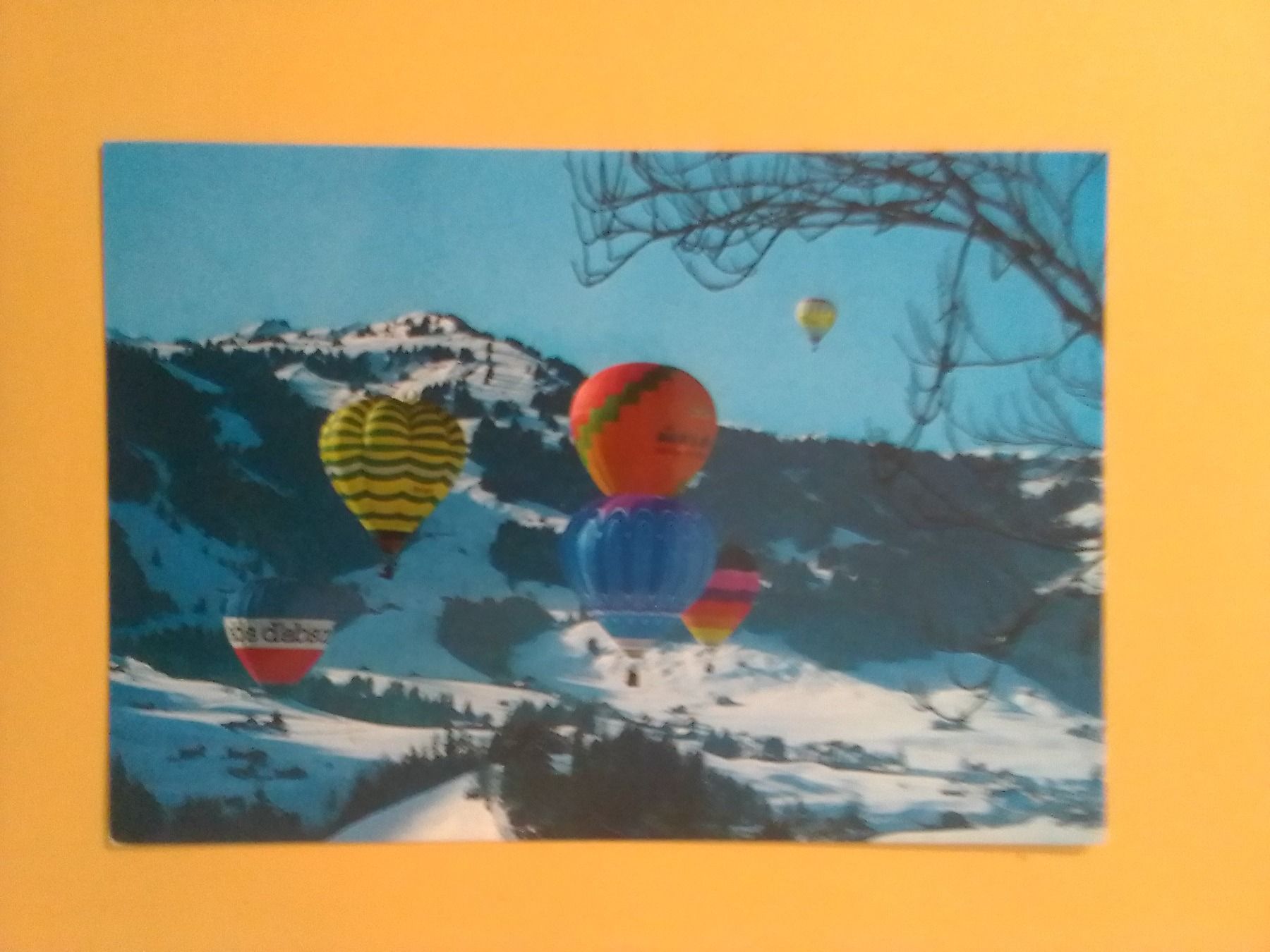 Cartoline postali: AK Luftballons über Chateau d'Oex 1990 – Usato da Küttigen venduto da Melisch1000