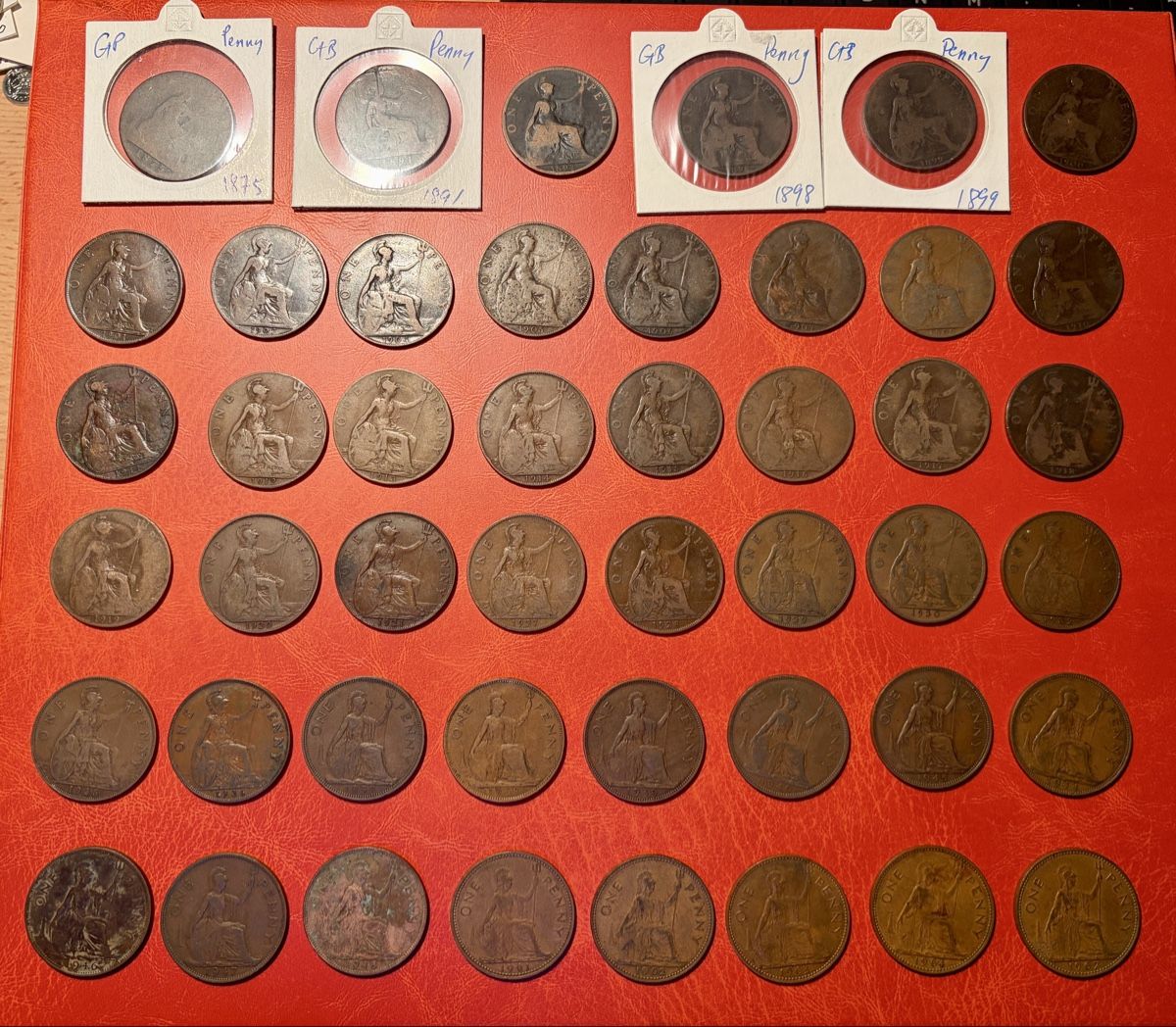 Alle Münzen: Collection de 46 Penny, Angleterre, dès 1875 – Gebraucht aus St-Maurice von SPEKER