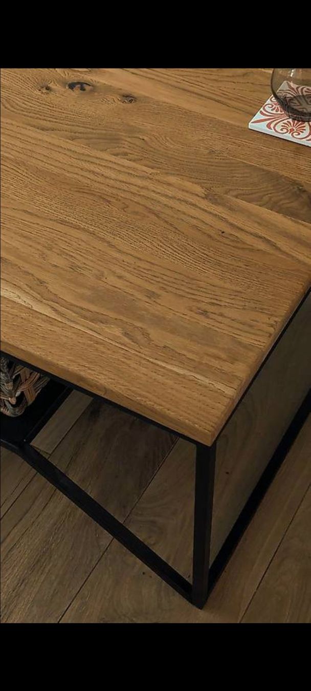 Tables: Stilvoller Echt Eichenholz-Couchtisch mit Metallgestell – D'occasion à St.Gallen par reLapseOne 1