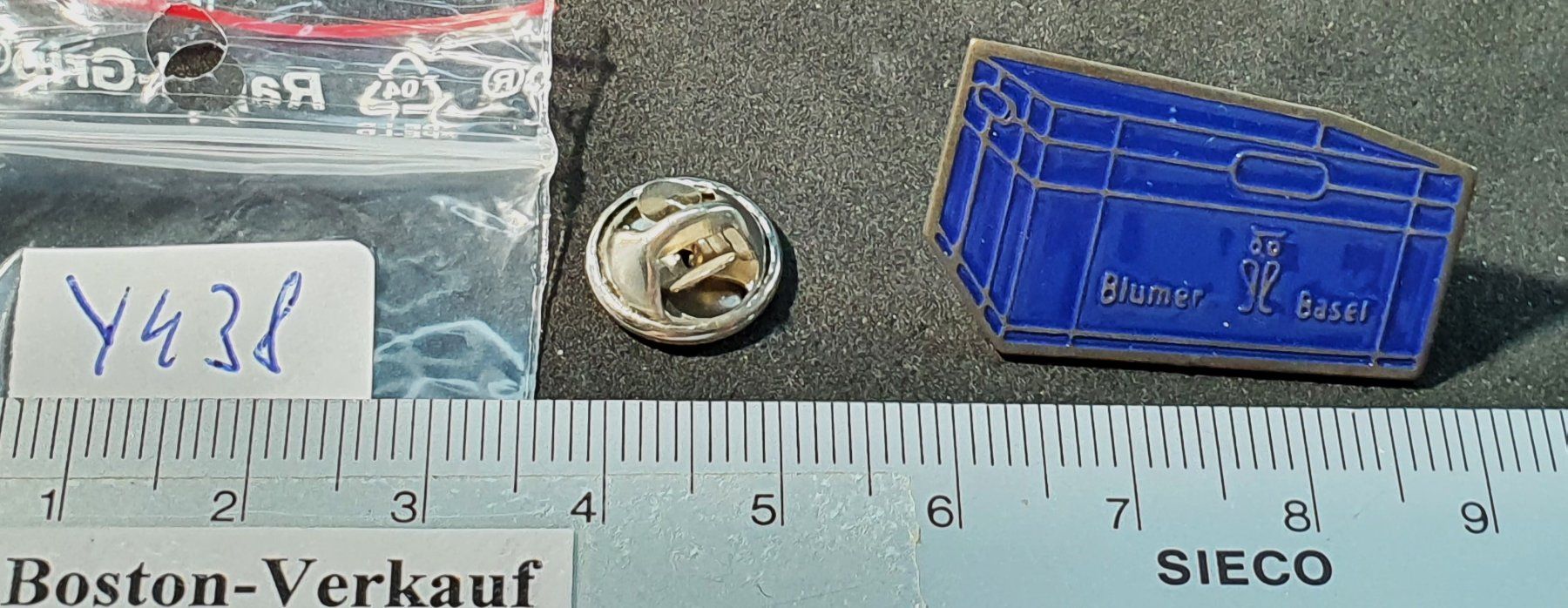 Broschen & Nadeln: Y438 - Pin Kiste Blumer Basel  /  Eule – Gebraucht aus Reinach BL von Boston-Verkauf 1