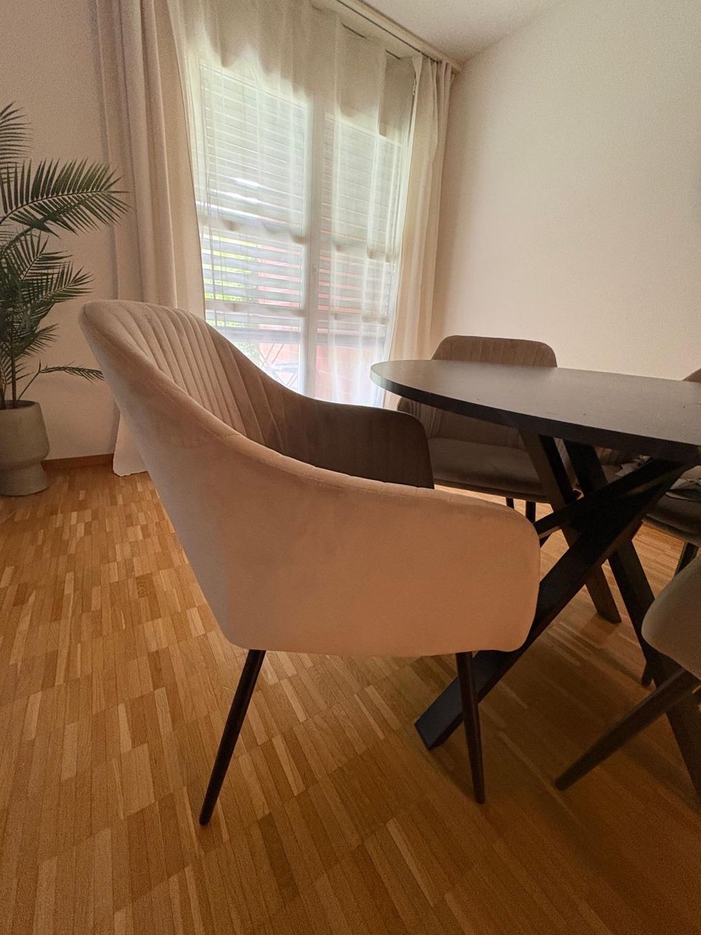 Set di tavolo e panche: Runder Tisch und 4 Stühle – Usato da Dübendorf venduto da hoe_xjg8 2