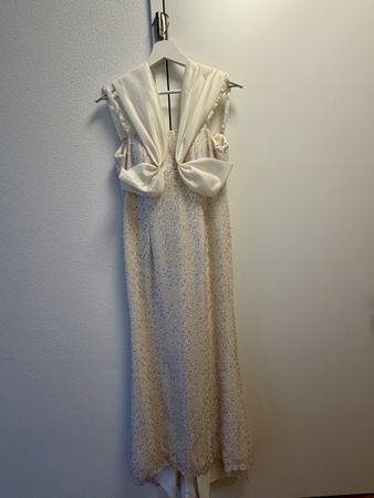 Abendkleid weiss lang mit Pailletten und Schleife hinten