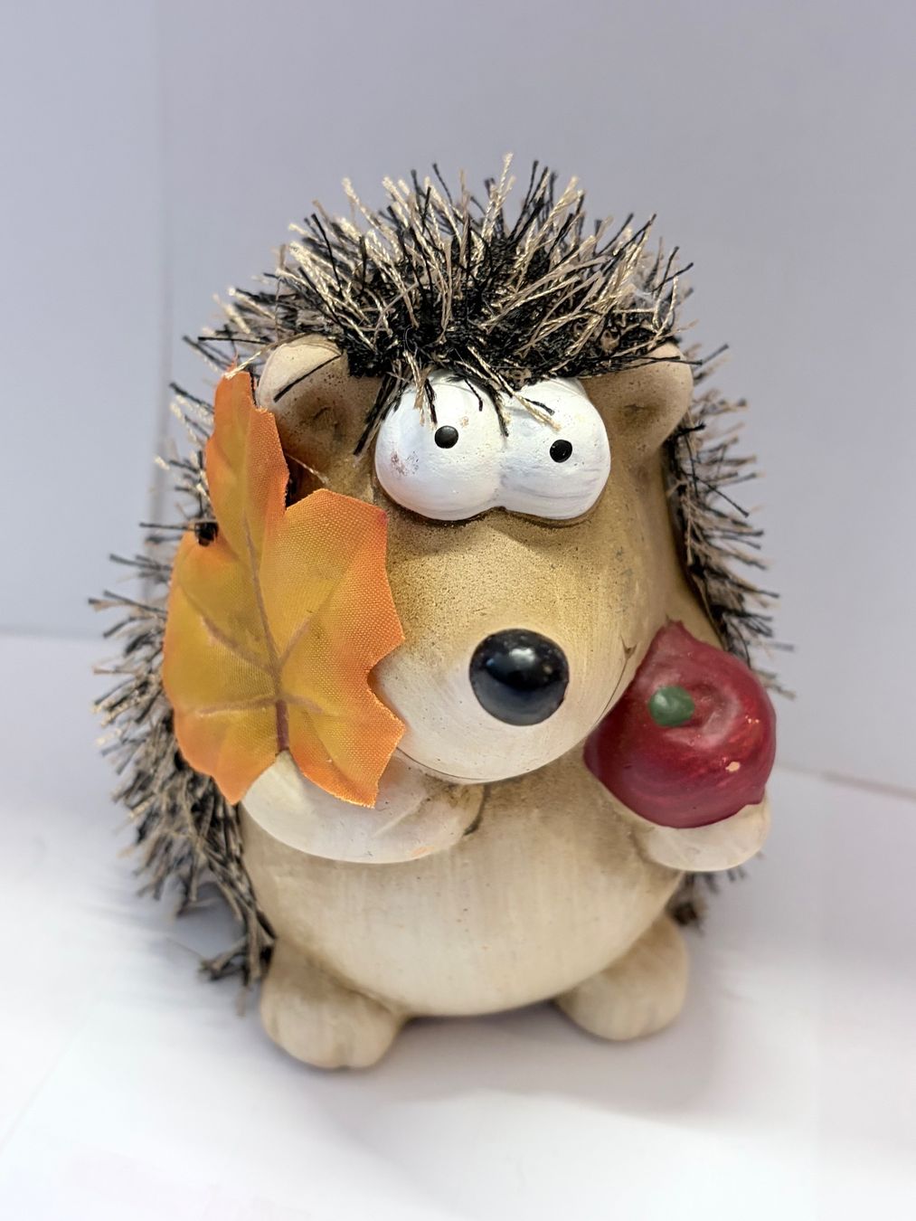Statuette: Igel Figur mit Blatt und Apfel - Keramik – Nuovo e nell'imballaggio originale da Zäziwil venduto da Emlea 1