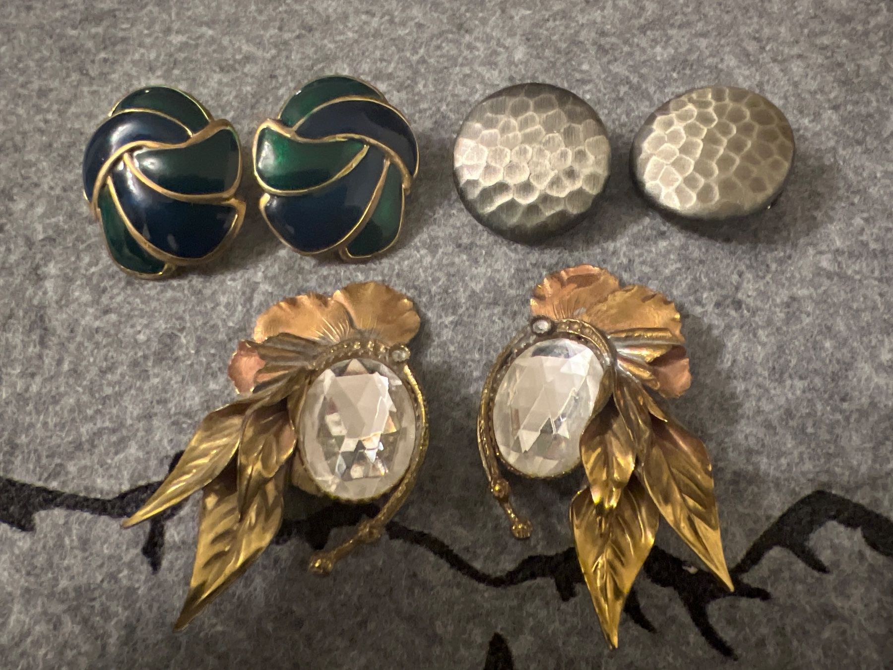 Altri gioielli: 3 Paar Ohrclips, Modeschmuck, Vintage – Usato da Uznach venduto da Ya_x7x6