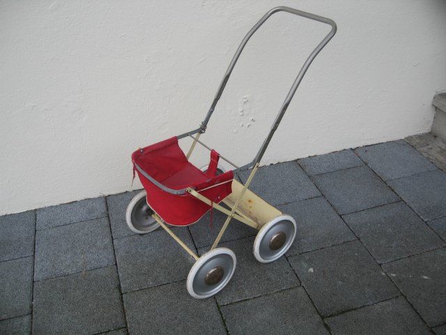 Carrozzine per bambole: Puppenwagen Bernina Zug – Difettoso da Staufen venduto da Finoeggel