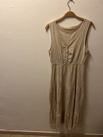 Kleid beige Grösse L Rüschen V-Ausschnitt guter Zustand