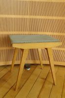 Vintage Polsterhocker / Kleine Sitzbank – Holz & Hellblau