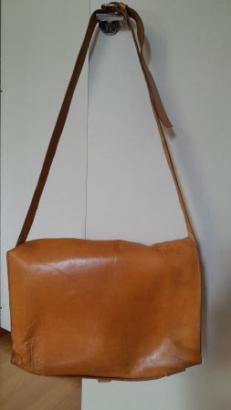 Umhängetasche aus Krustenleder aus erster Hand
