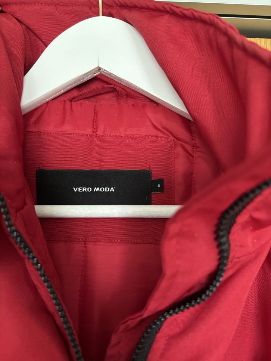 Vero Moda Giacche: VERO MODA Rote Winterjacke, Gr. S – Nuovo (secondo la descrizione) da Ittigen venduto da carpediempotato 1