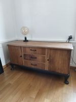 Sideboard aus Holz mit drei Schubladen und zwei Türen