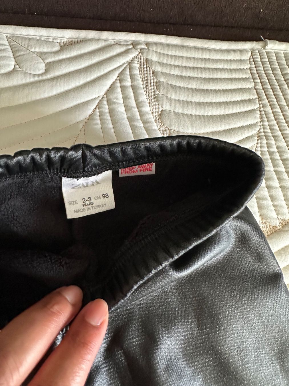 Zara Pantaloni: Zara Girl trousers 98 – Usato da Zürich venduto da Bybyana 1