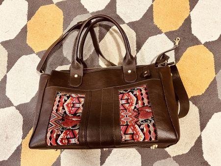 Schicke Handtasche aus Leder mit Muster, Neu