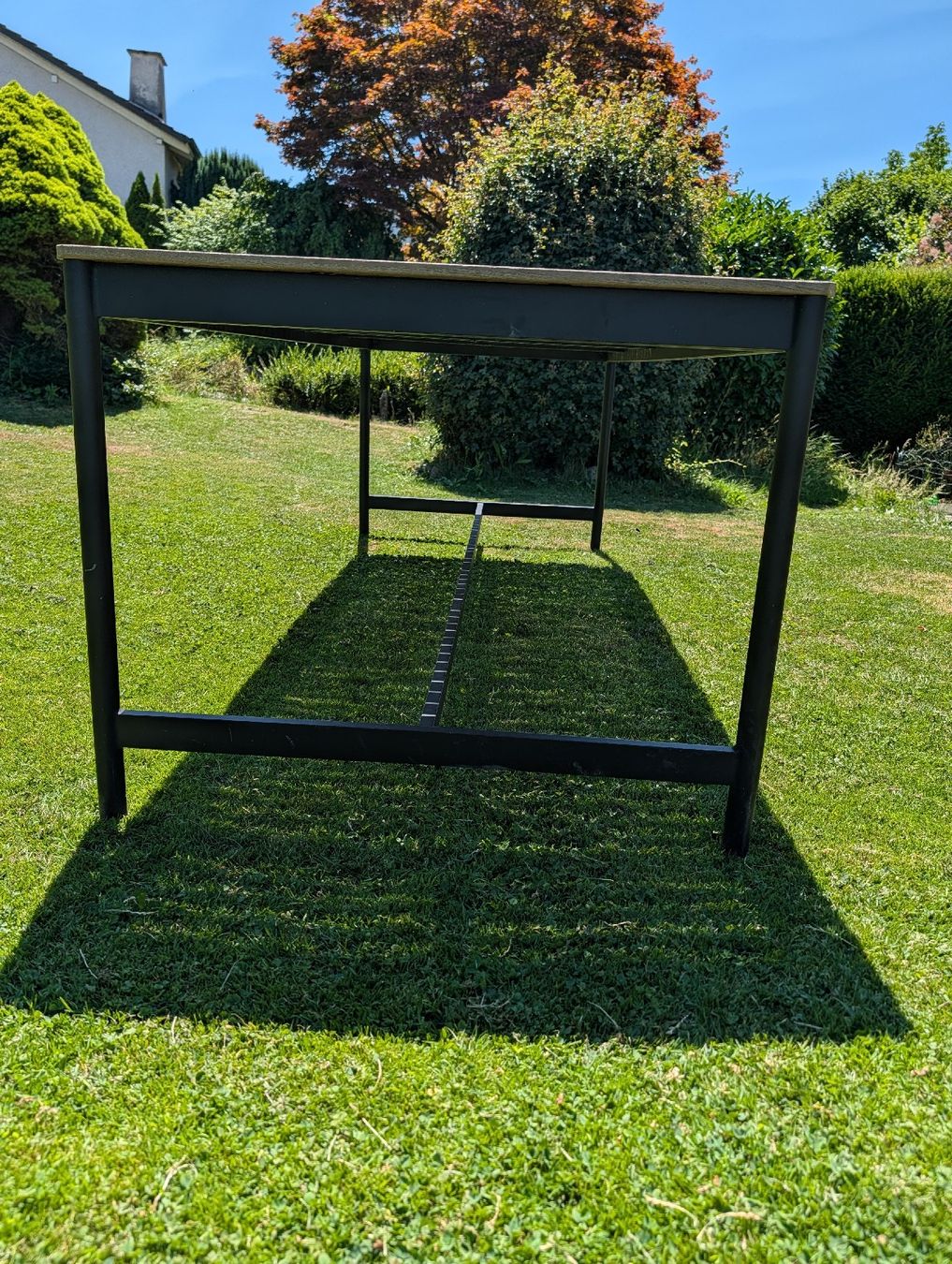 Tische: Gartentisch Holz mit Metallgestell – Gebraucht aus Dietikon von Methadron 1