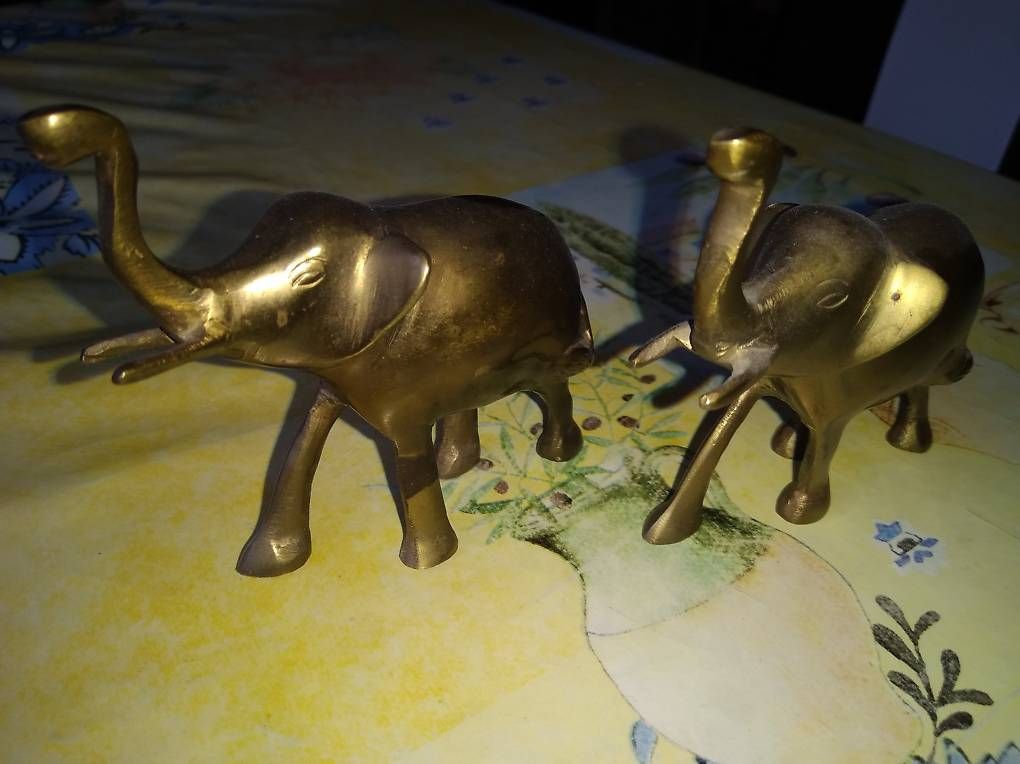 Tutte le decorazioni: Eléphant blanc et deux éléphants en laiton. – Usato da Pompaples venduto da vab_s52h 2
