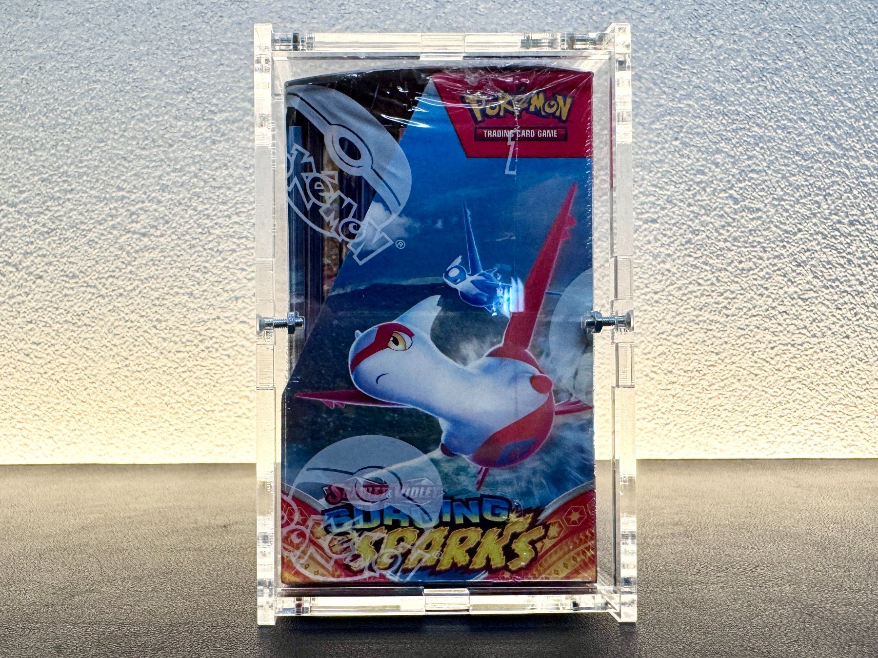 Pokémon Carte collezionabili: Pokémon Surging Sparks Display EN OVP + Acrylbox – Nuovo e nell'imballaggio originale da Schlatt TG venduto da catch_up 5
