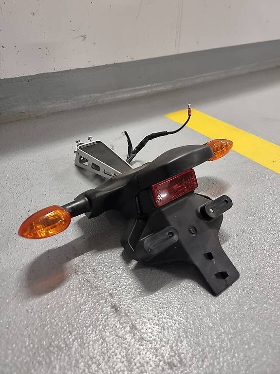 Yamaha Tutti i ricambio per moto: Kennzeichenhalter mit Rücklichter und Blinker – Usato da Affoltern am Albis venduto da cveco 1