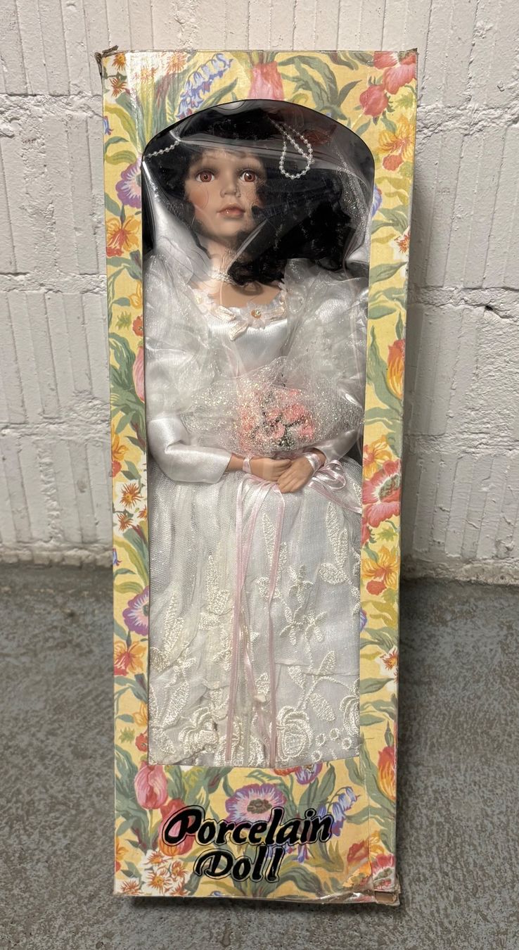 Bambole: Porcelain Doll - Puppe – Nuovo e nell'imballaggio originale da Uzwil venduto da Roger-iO
