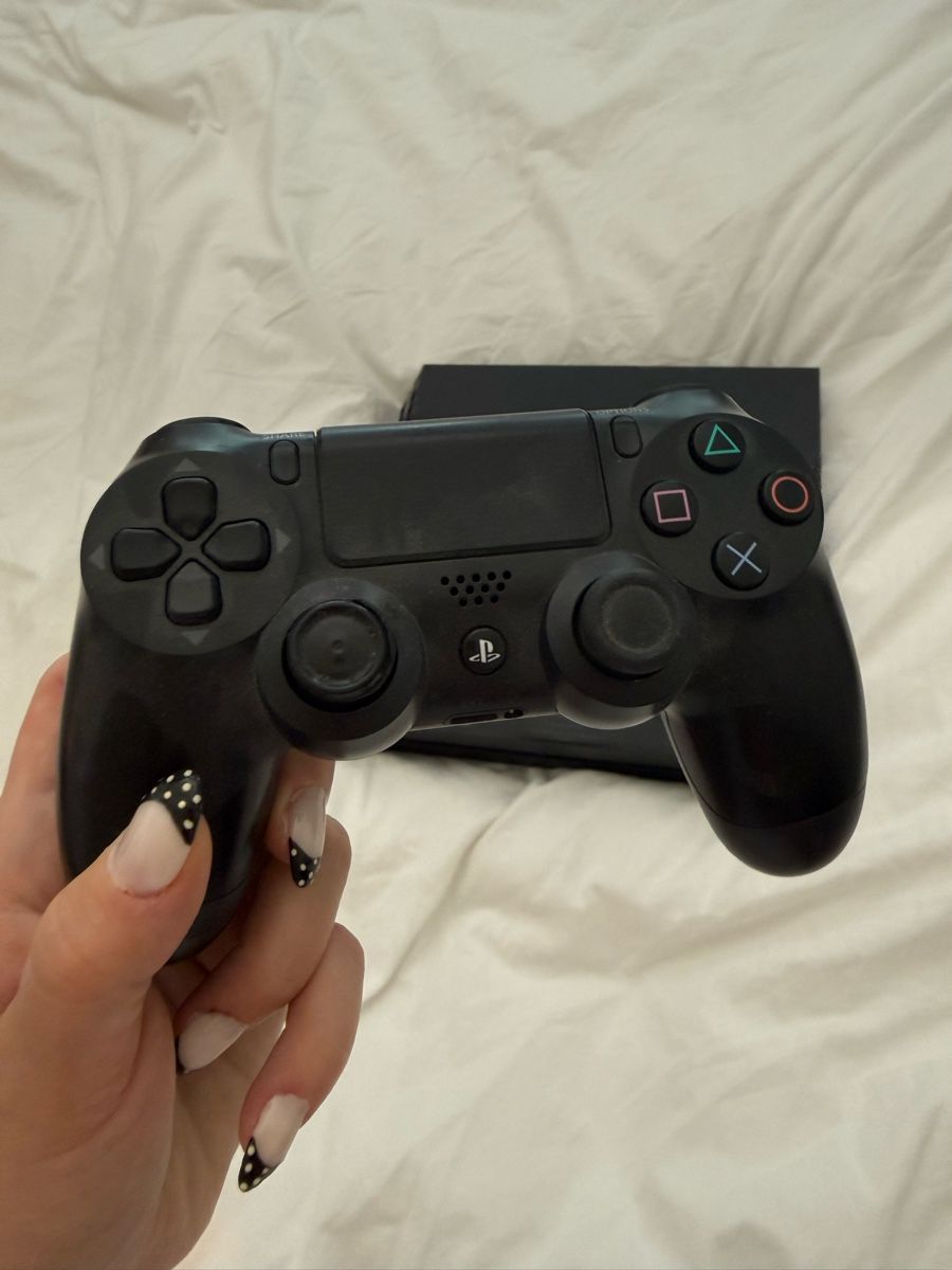 Sony Consoles: Playstation 4 – D'occasion à Ennetbürgen par elainelillyyy 4
