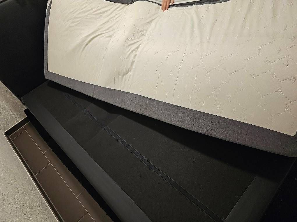 Letti: King Size Bedframe with Mattress, Minor Scuffs! – Usato da Zürich venduto da nik_5tqb 2