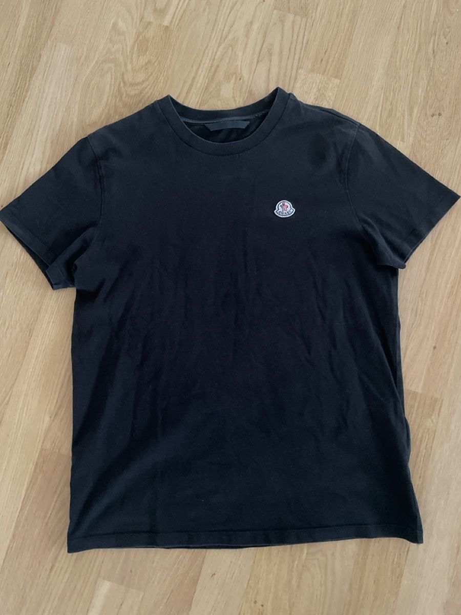 Moncler T-shirt: Moncler T-Shirt schwarz, Grösse M – Nuovo (secondo la descrizione) da Hägendorf venduto da fufj11