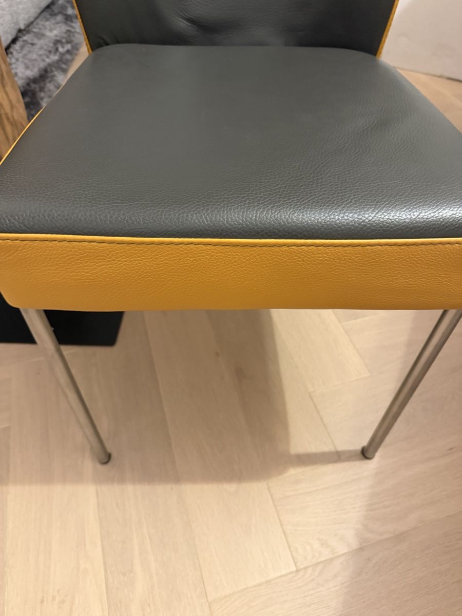 Stühle: Trois chaises cuir grises et jaune moutarde  – Gebraucht aus Founex von ann_z27t 2