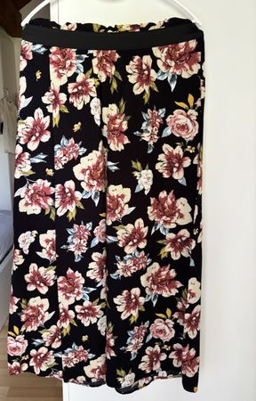 Maxirock von ONLY mit Blumenmuster, Grösse M, guter Zusta
