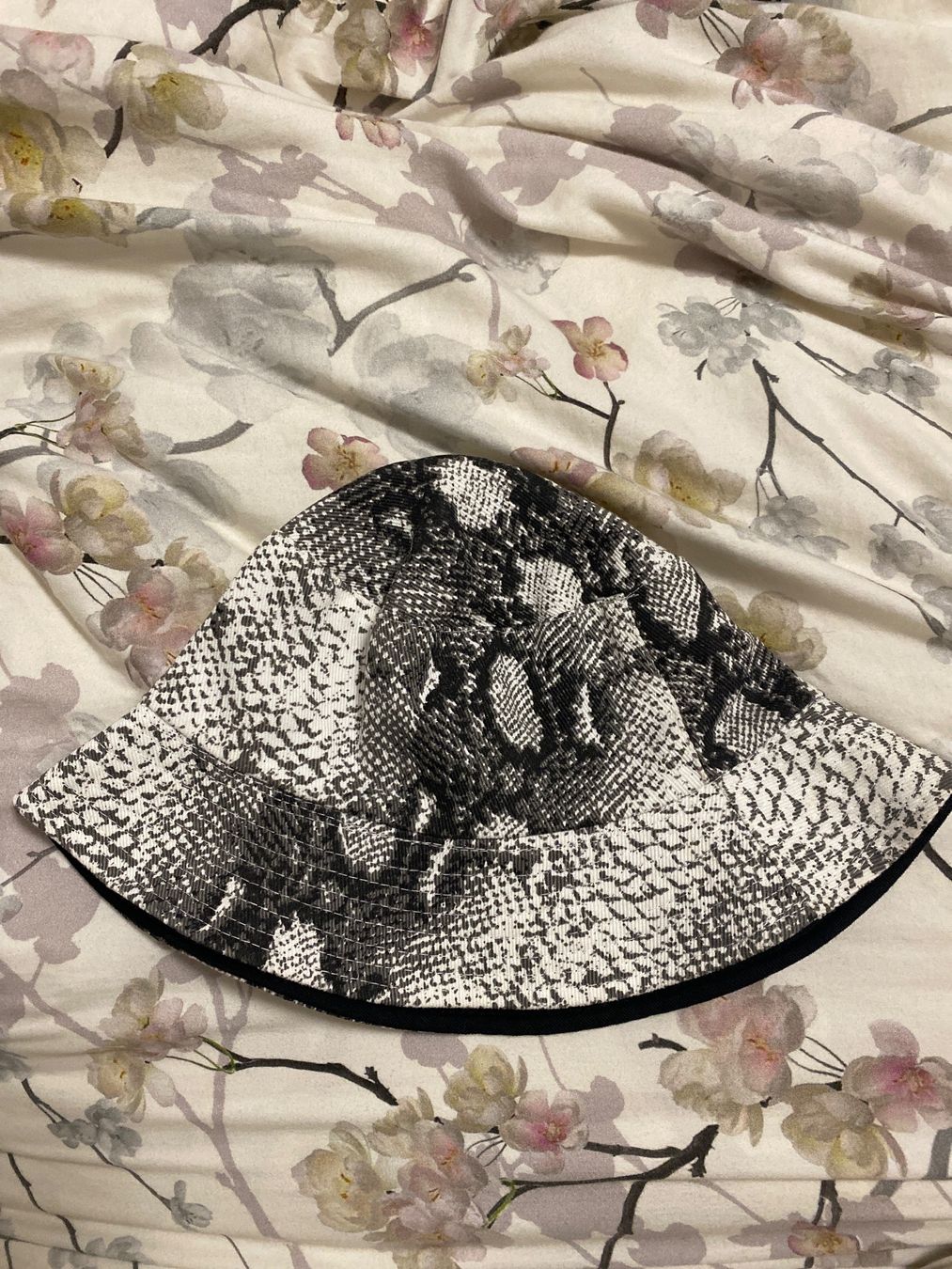 Hüte, Mützen & Caps: Bucket Hat mit Schlangenmuster – Neu (gemäss Beschreibung) aus Selzach von lor_yck7