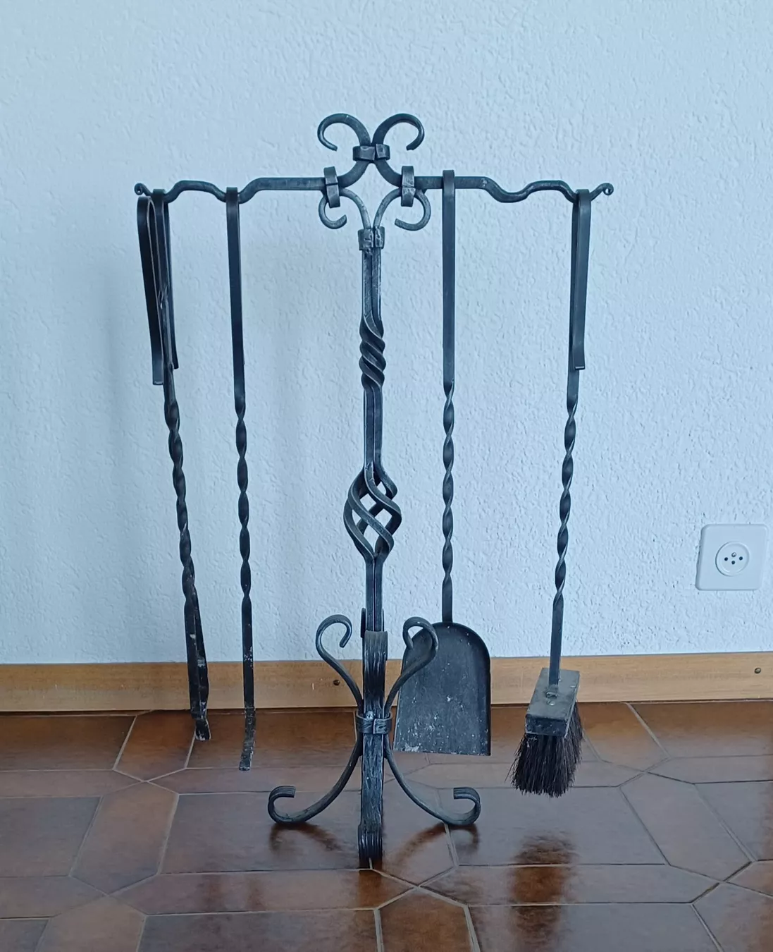 Camini: Serviteur cheminée - fer forgé avec plusieurs accessoires – Usato da Goumoens-la-Ville venduto da brandonv
