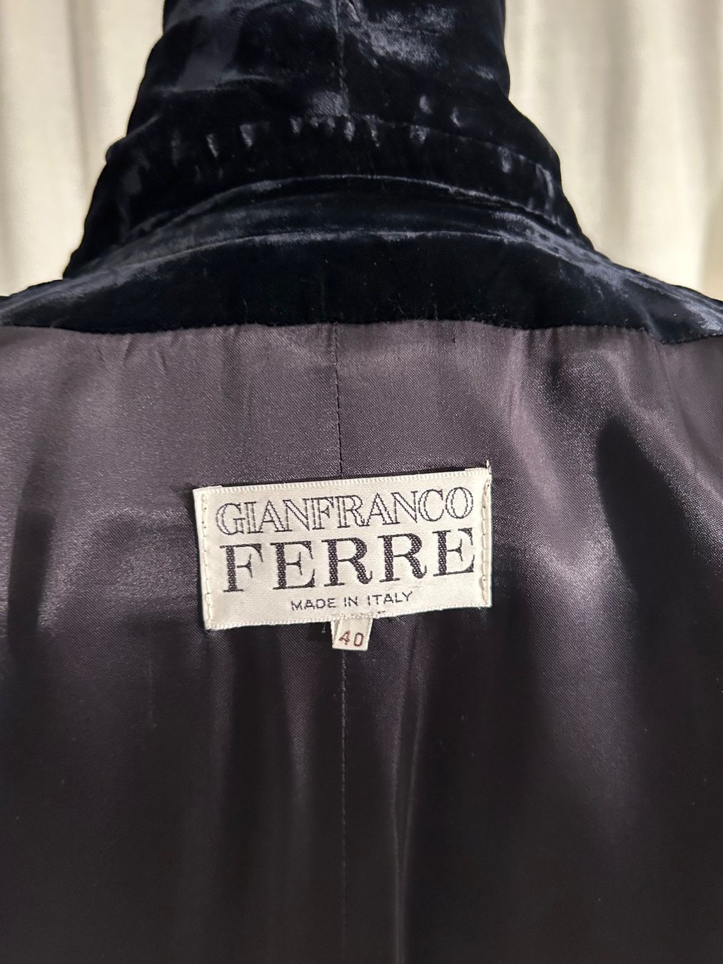 Cappotti: Eleganter GIANFRANCO FERRE Wintermantel mit Samt Gr. 40 – Nuovo (secondo la descrizione) da Niederglatt ZH venduto da adi_99tq 6