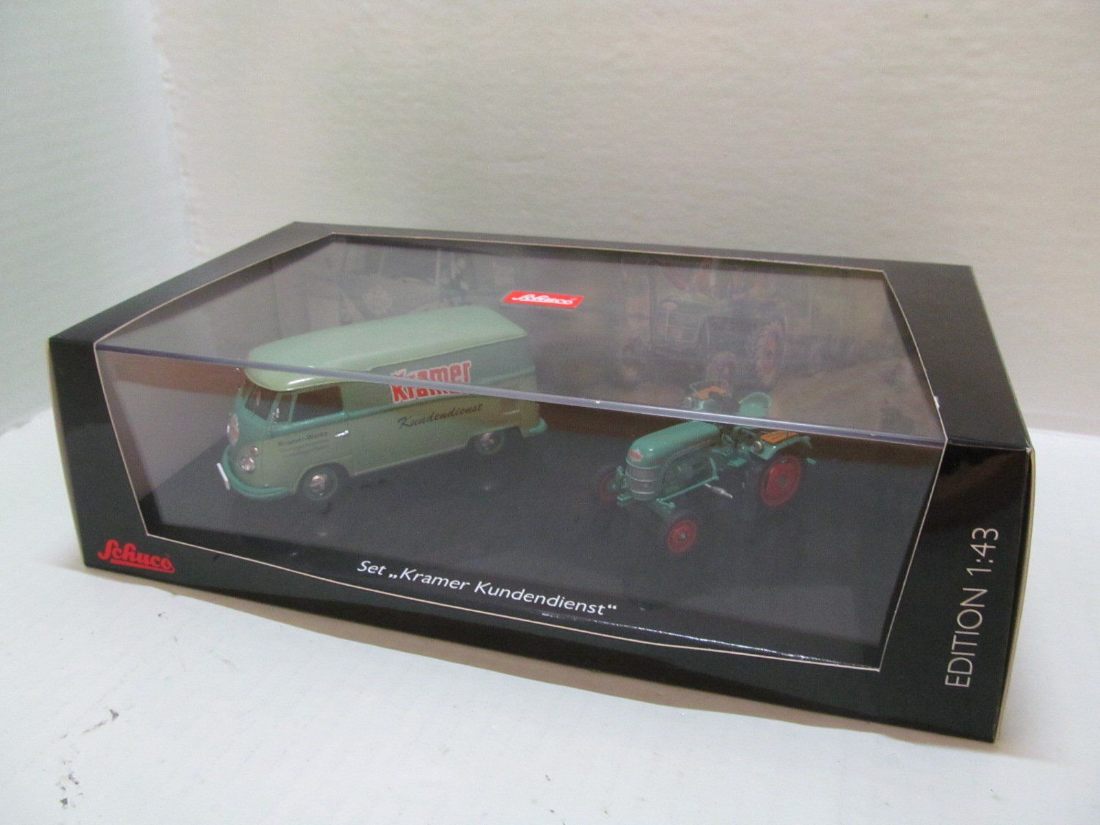 Schuco Kit di modellismo & Modellini statici: KRAMER  ALRAD  SET  MIT  DVD  VW T1  KRAMER TRAKTOR – Nuovo (secondo la descrizione) da Grueningen venduto da malamut56 6