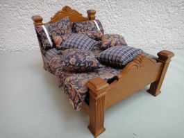 Puppenstubenmöbel Doppelbett mit Inhalt