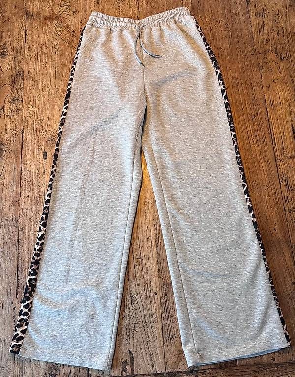 Pantaloni: Trainingshose grau mit Leopard Muster. Gr. S-M. – Usato da Zürich venduto da Sunnyflower97 3