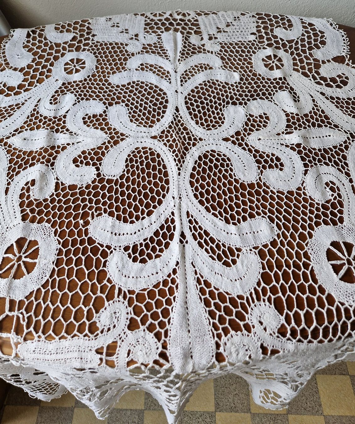 Sonstige Tischwäsche: Tischläufer 134 x85 cm/  Klöppelspitze – Gebraucht aus Bern von Antikbatik 2