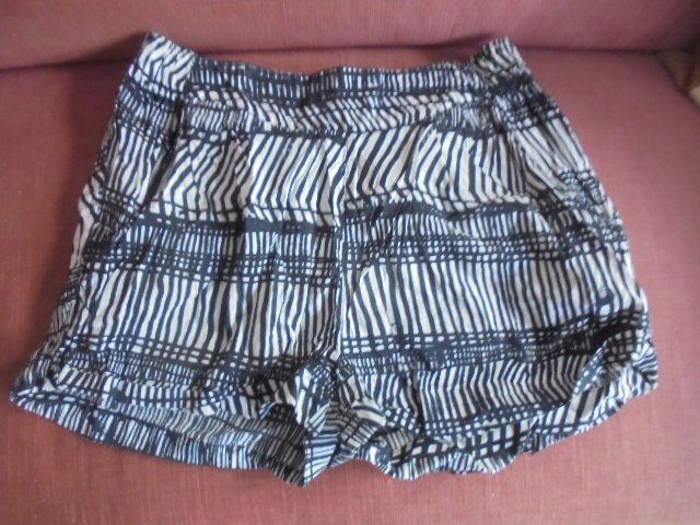 H&M Hosen: 2 Shorts Gr. 44 H&M, Baumwolle – Gebraucht aus Hinwil von Glasperlen 1