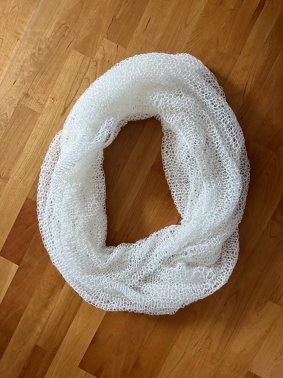 Foulard & Sciarpe: Brautschal/Loop aus Mohair, selbst gestrickt – Nuovo e nell'imballaggio originale da Schüpbach venduto da Bride2b 2