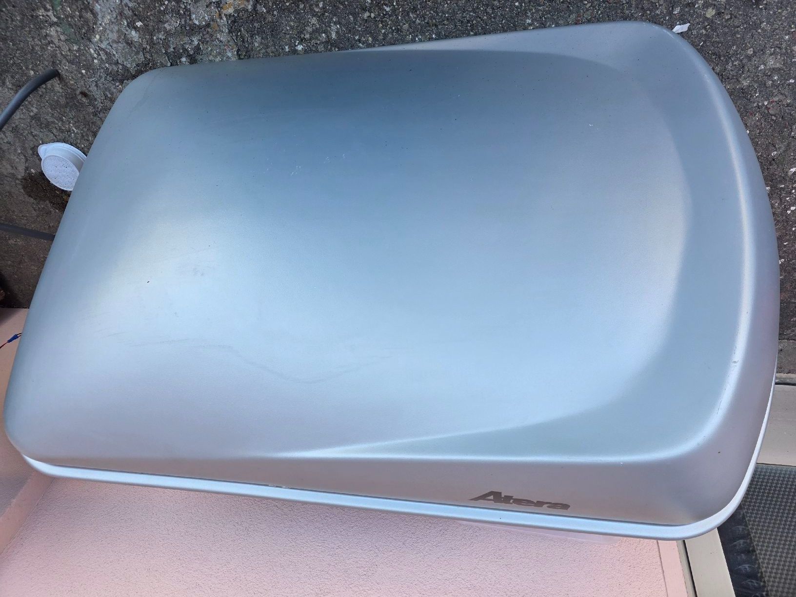 Atera Box da tetto: Dachbox Atera silber matt abschliessbar min. 2 grosse Koffer – Usato da Grosswangen venduto da Bitubo