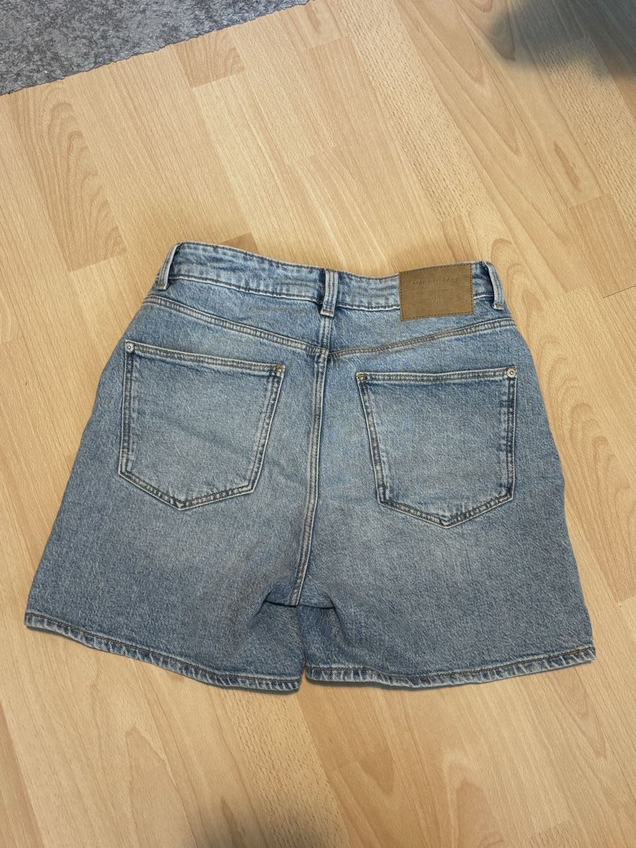 Jeans: BLUE DENIM SHORTS – Usato da Küttigen venduto da noa_78fr 3