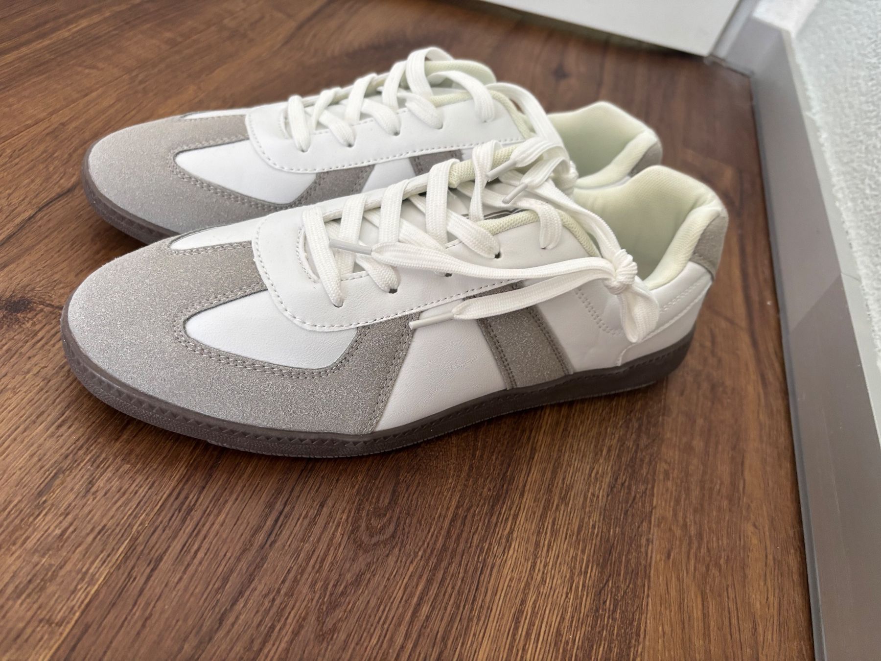 Scarpe da uomo: Sneakers Weiss Grau Grösse 45 – Nuovo (secondo la descrizione) da Effretikon venduto da Jana_K 1