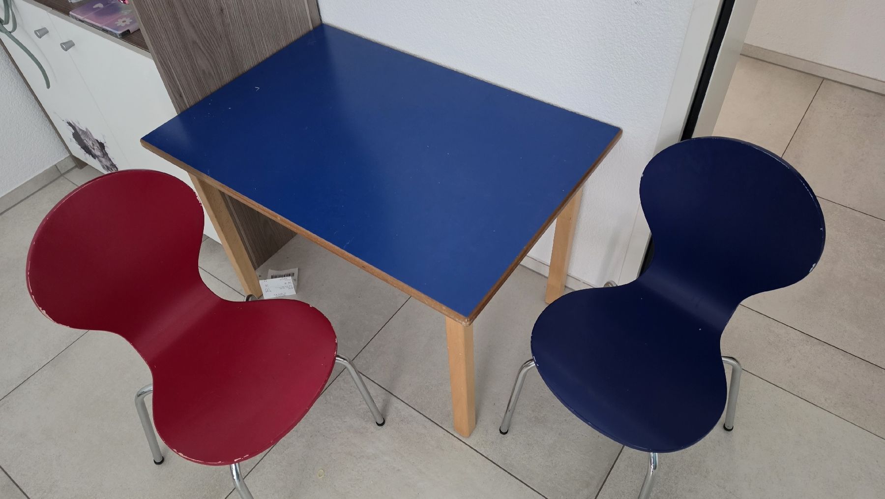Tables: Kindertisch mit 2 Stühlen blau rot Holz – D'occasion à Jegenstorf par 1stmike 1