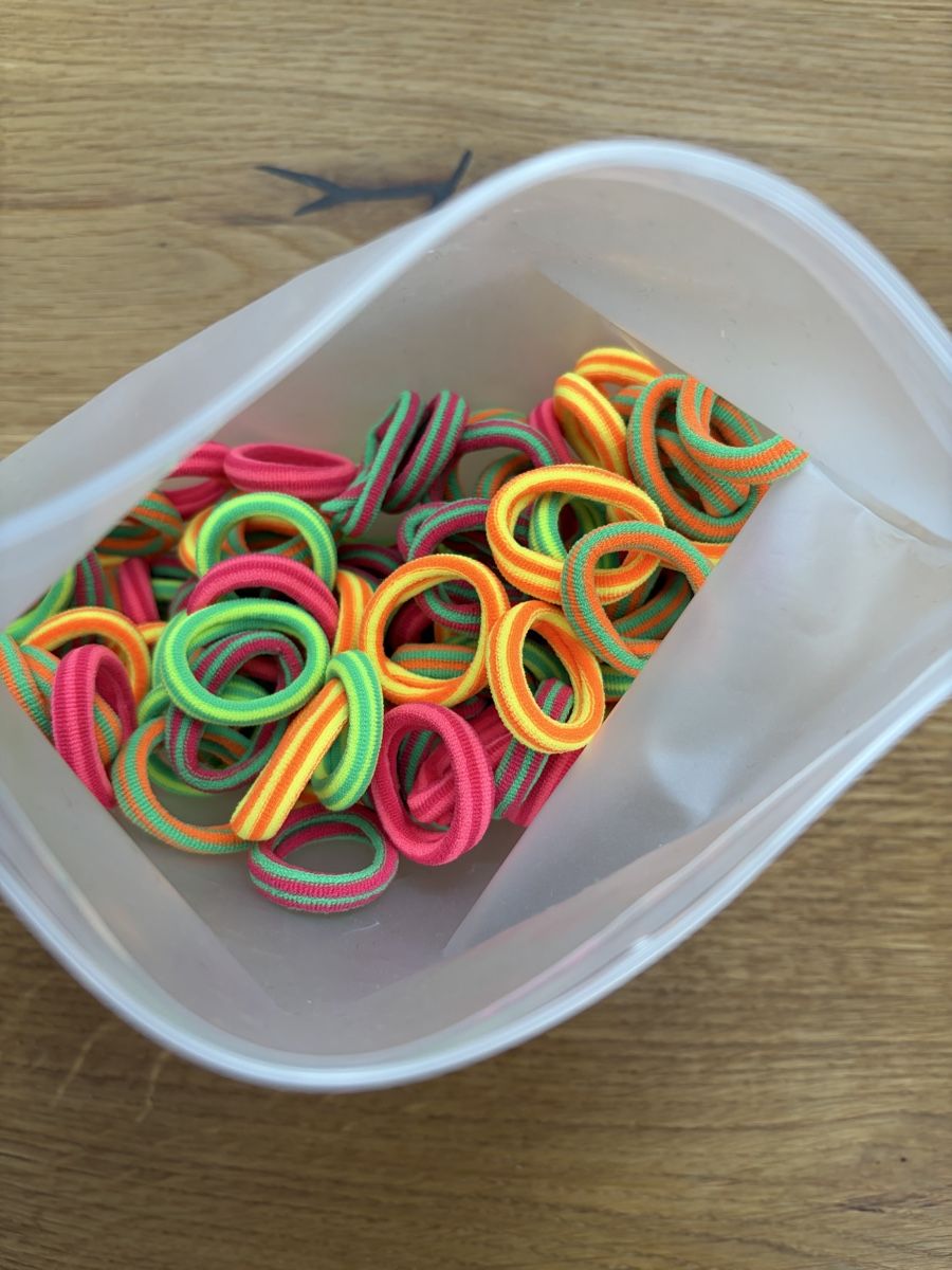 Accessori per capelli: 100 Haargummis, bunte Gummis, NEU! – Nuovo e nell'imballaggio originale da Hinwil venduto da crn139 1
