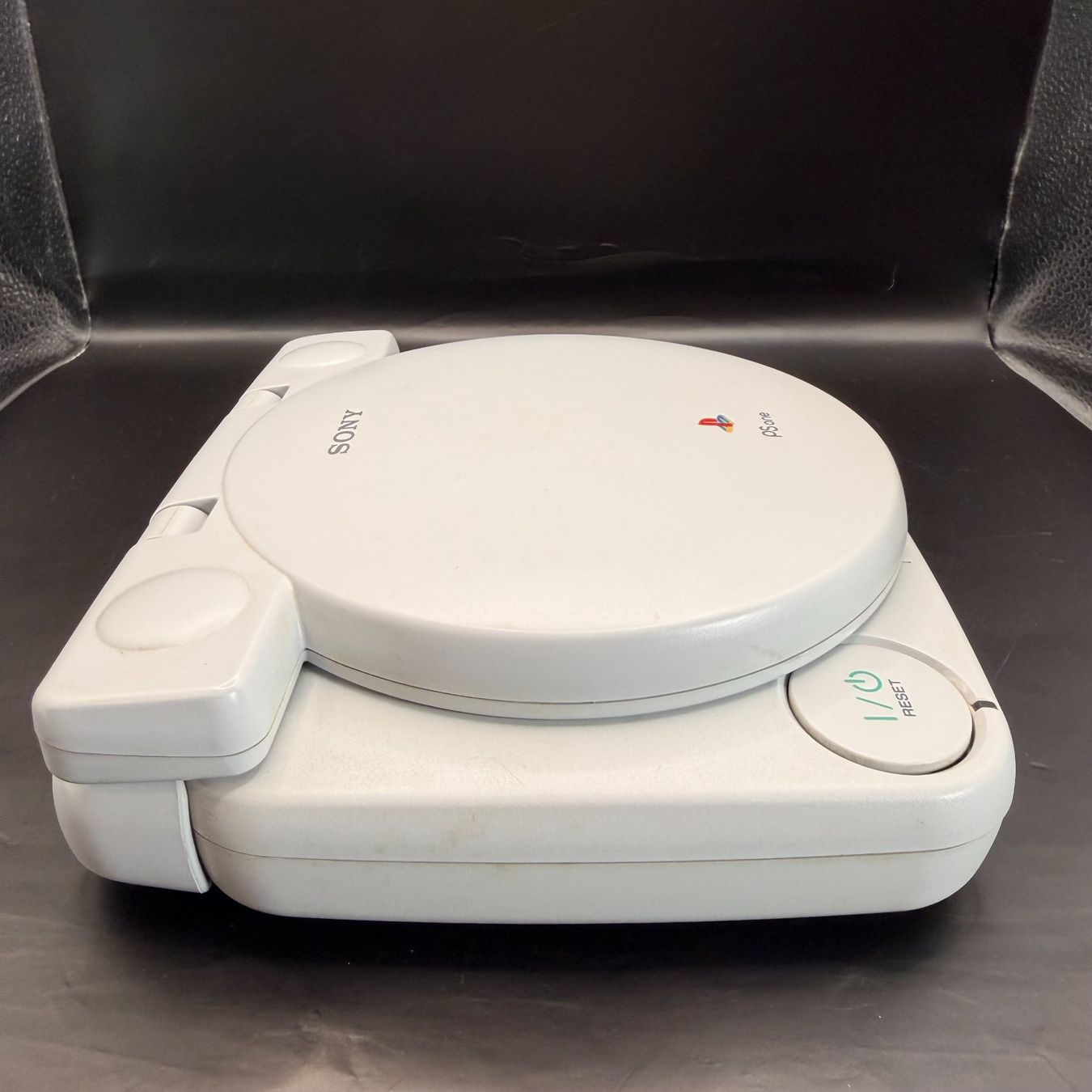 Sony Console: Sony PlayStation PS One Konsole mit LCD-Bildschirm – Usato da Düdingen venduto da Nerdworld 5