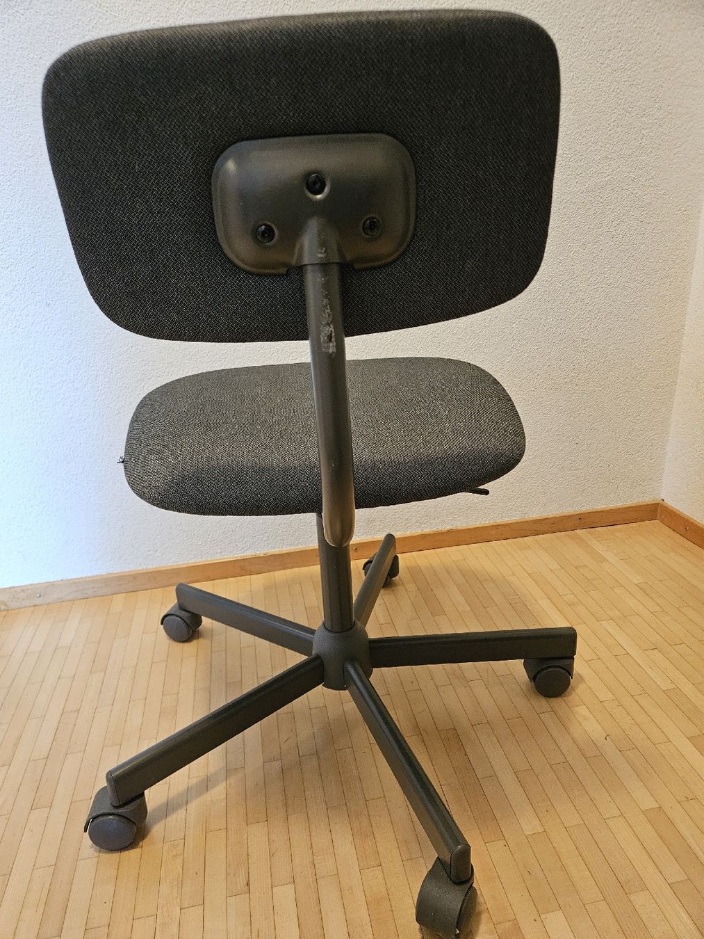 Sedie a rotelle: Ikea Bürostuhl Bleckberget grey, drehbar, rollbar – Usato da Horgen venduto da e_mob 2