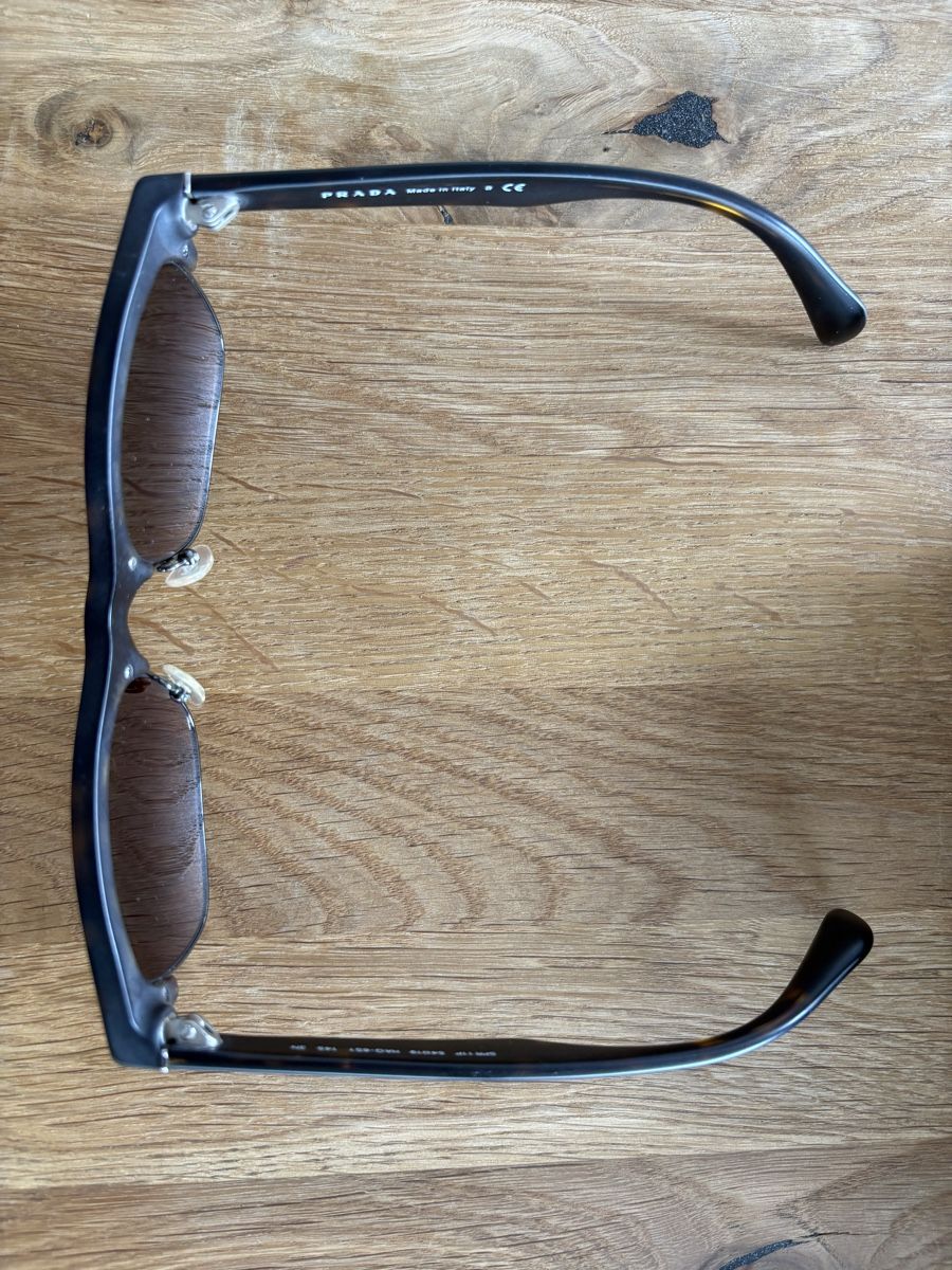 Prada Occhiali & Lenti: Prada Sonnenbrille wie neu – Usato da Wädenswil venduto da Flain 2