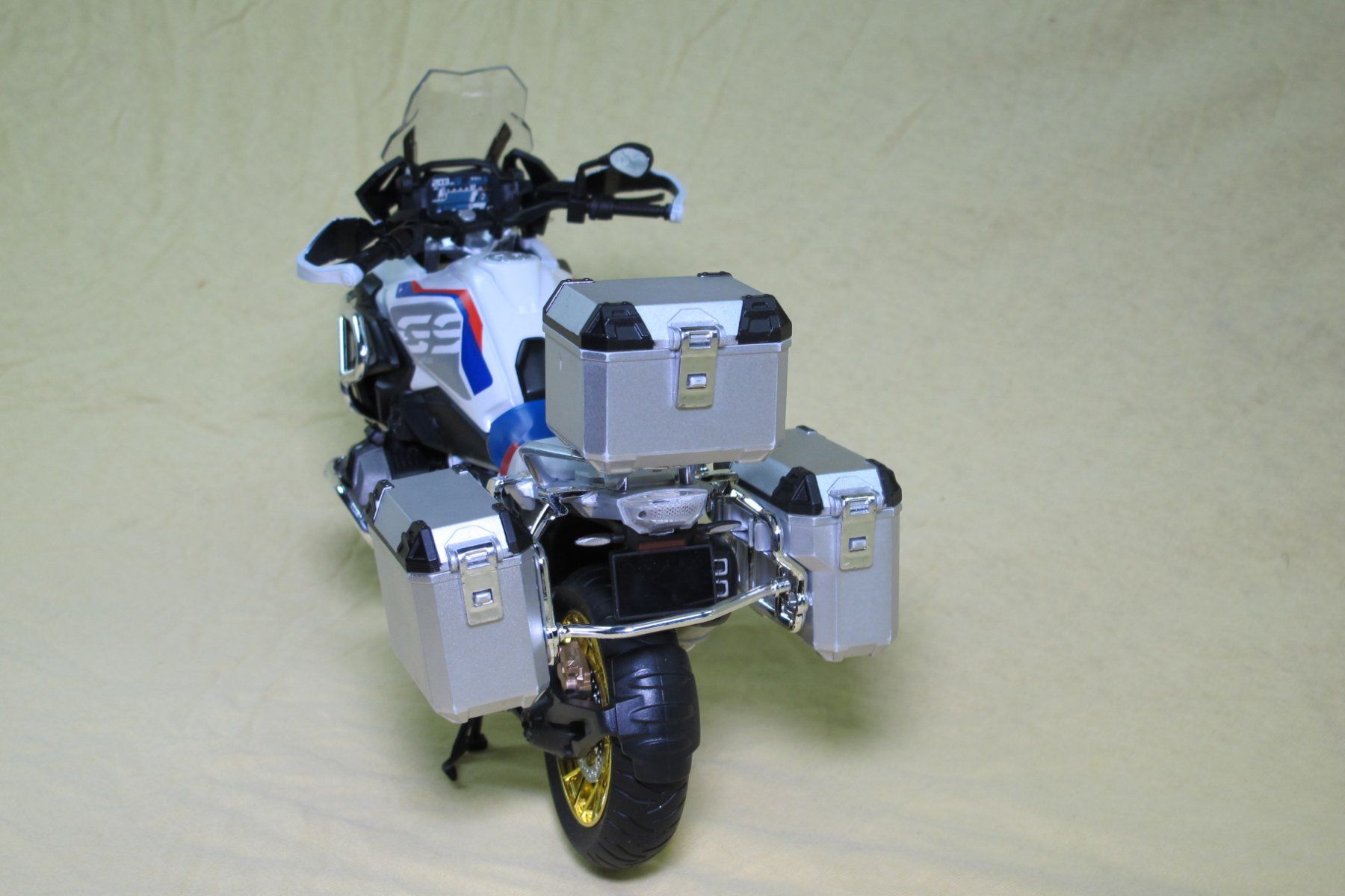 BMW Modellini d'auto: BMW R1250GS mit Köffer 1:9 Modell – Usato da Escholzmatt venduto da Rebikeling6182Ematt 7
