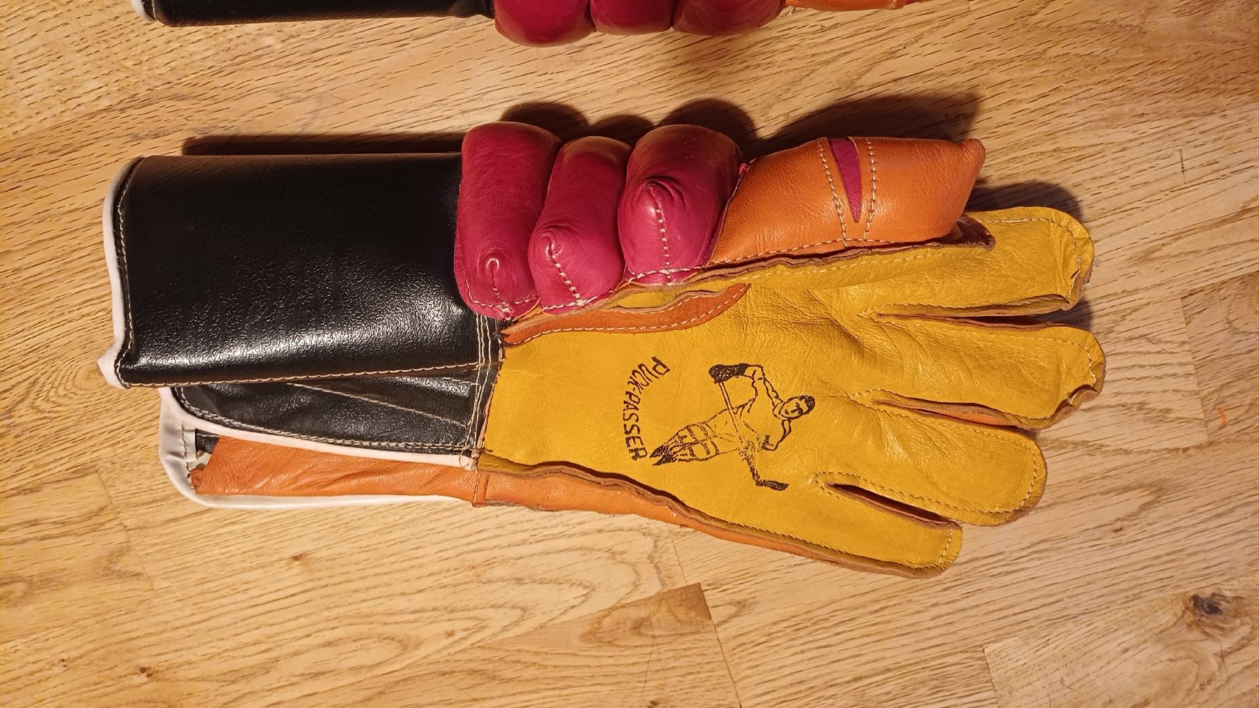 Altri accessori da uomo: Alte Eishockey Handschuhe – Usato da Flawil venduto da Pinkmalibu 6
