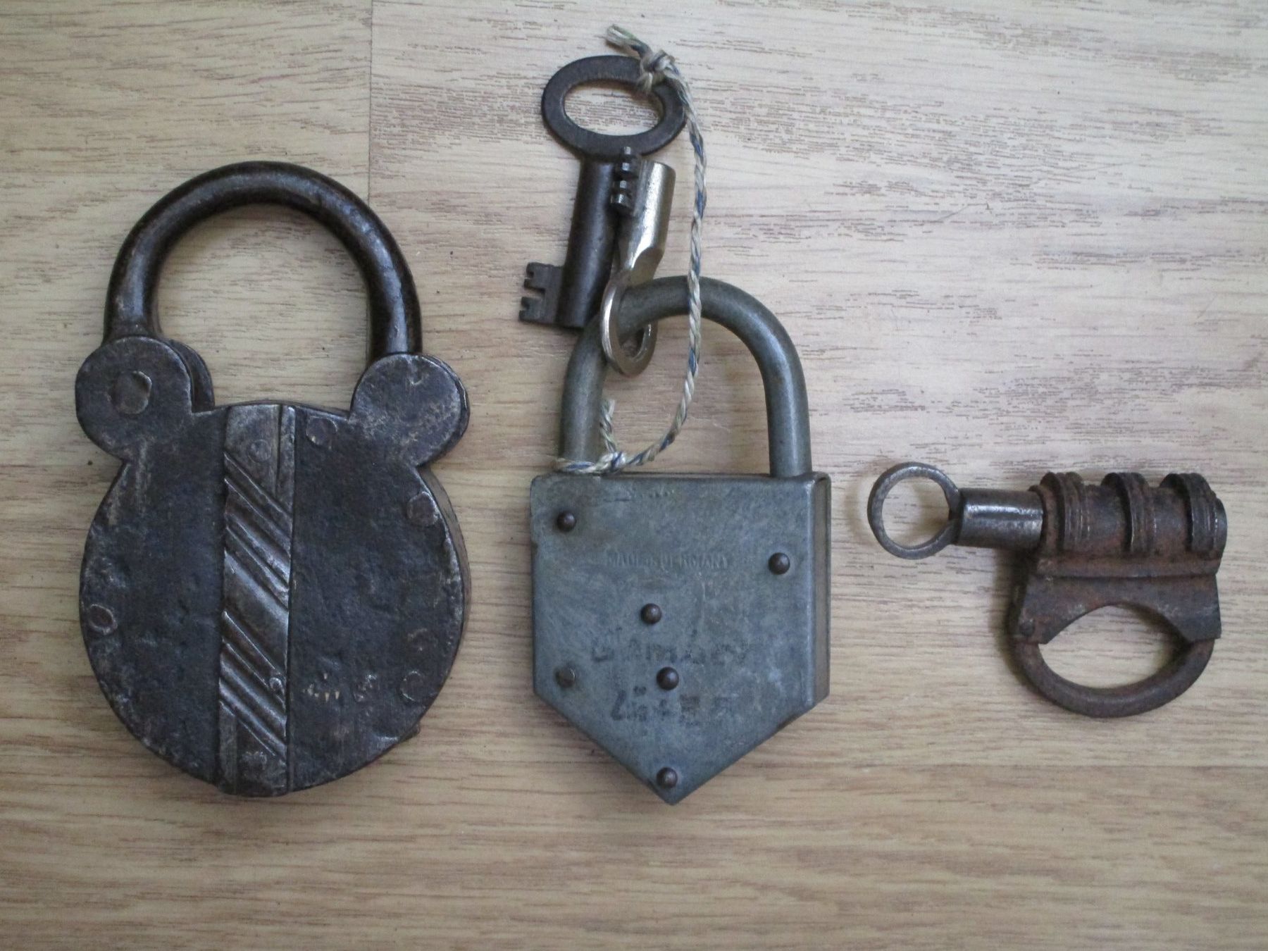 Cadenas: 3 antike Vorhängeschlösser – D'occasion à Heimberg par Lupo57 1